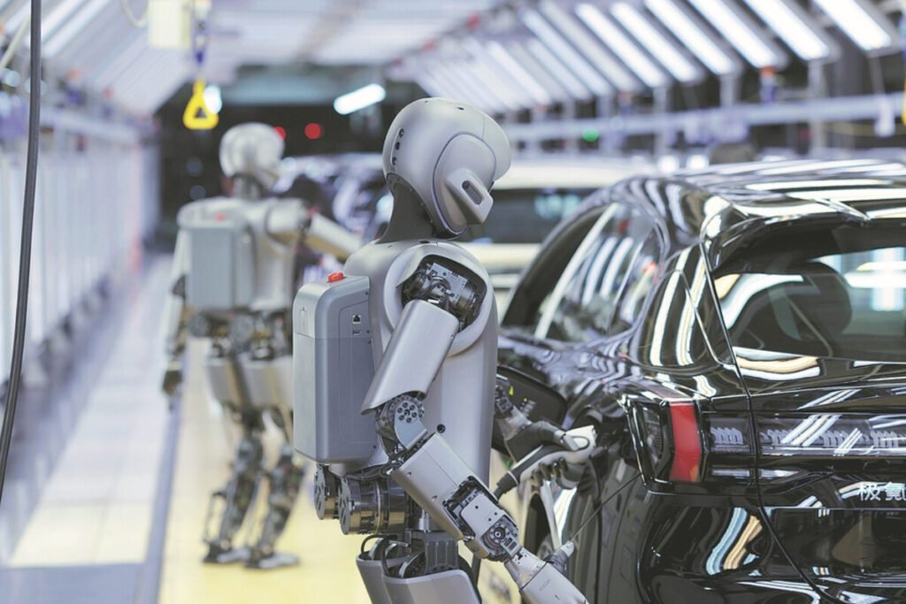 Infografía técnica que ilustra el funcionamiento de las fábricas inteligentes y autónomas con robots humanoides operando en la oscuridad.