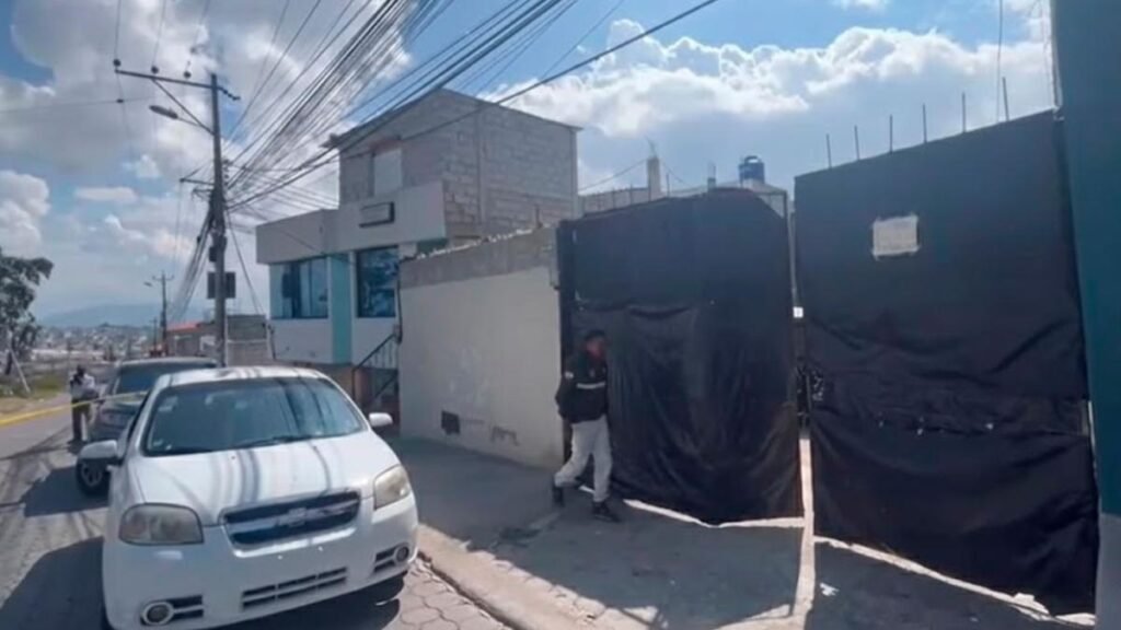 Policías inspeccionan vivienda donde ocurrió el asesinato de un taxista en San Juan de Calderón, Quito