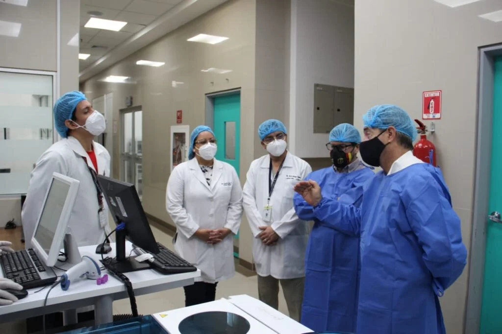 Hospital público del Ecuador con pacientes esperando atención, reflejo de la crisis de la salud pública en Ecuador