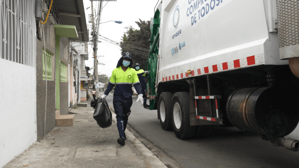 Consorcio Urvaseo durante la época invernal promueve la correcta disposición de desechos en Guayaquil
