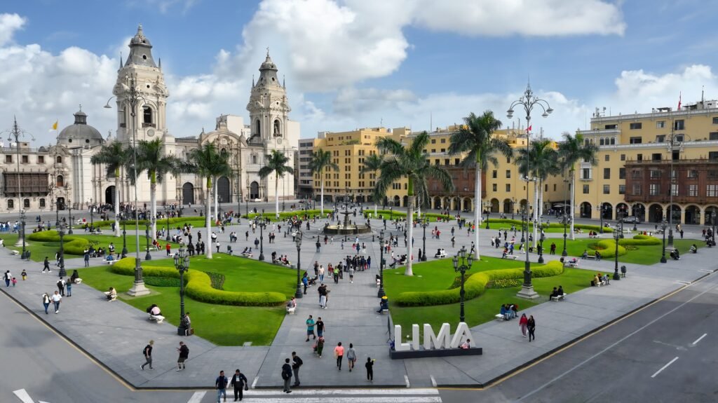 Infografía técnica que detalla las rutas de turismo en Perú desde Lima hasta el oasis de la Huacachina en Ica.