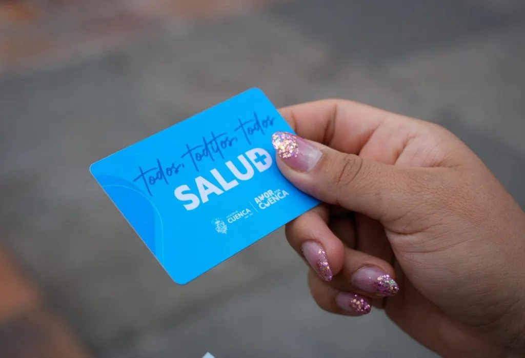 Entrega de la tarjeta municipal de salud de Cuenca en puntos de afiliación municipales