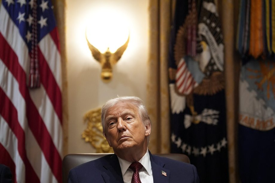 Donald Trump firmando carta sobre Premio Nobel de la Paz en el Despacho Oval de la Casa Blanca