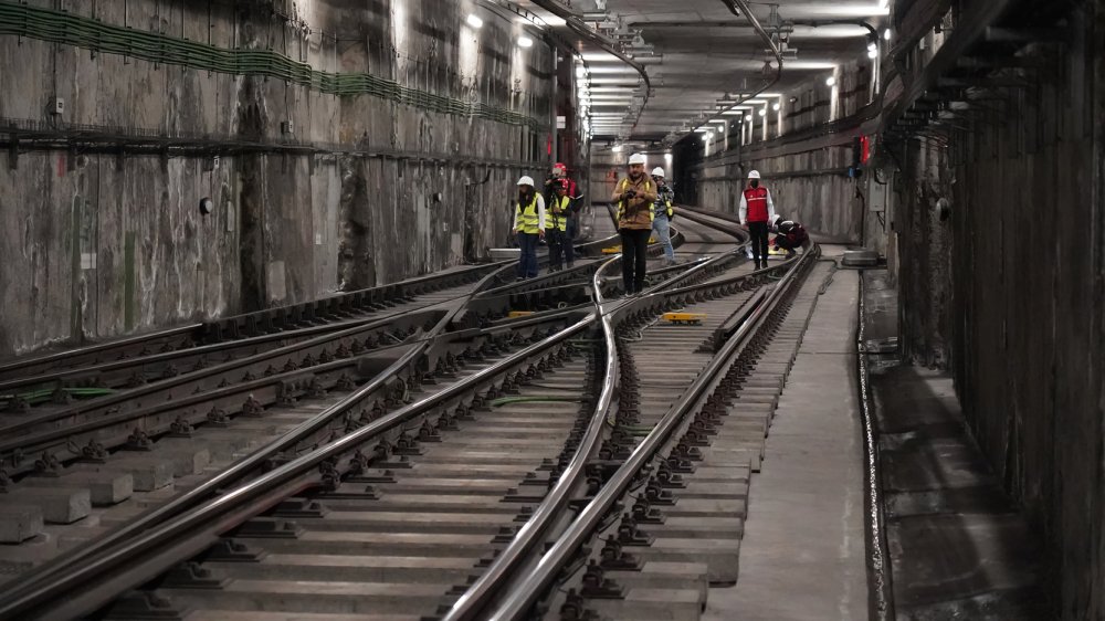 Túnel del Metro de Quito iluminado con vías férreas para ampliación del Metro de Quito hasta La Ofelia