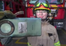 HONOR Magic 5 Lite Sobrevive a Incendio Forestal en Chile Bombera chilena Celeste Macilla sostiene HONOR Magic 5 Lite sobrevive a incendio forestal después de rescate