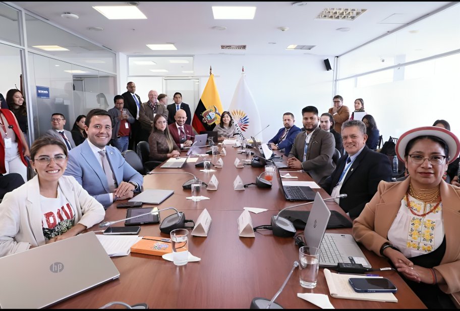 Sesión de la Comisión de Seguridad de la Asamblea Nacional aprobando reforma al COIP sobre uso indebido de uniformes en Ecuador