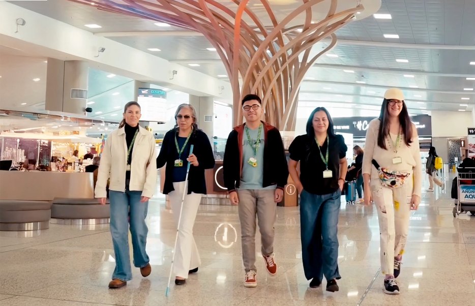 Terminal del Aeropuerto Internacional Mariscal Sucre de Quito con señalización de accesibilidad para personas con discapacidad