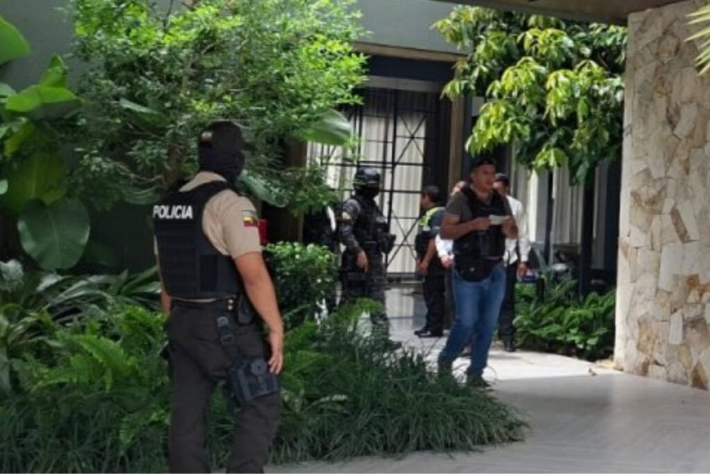 Policía allanamientos Mocolí tras el asesinato de alias Marino, cabecilla de Los Lagartos, ocurrido en una urbanización de Samborondón.