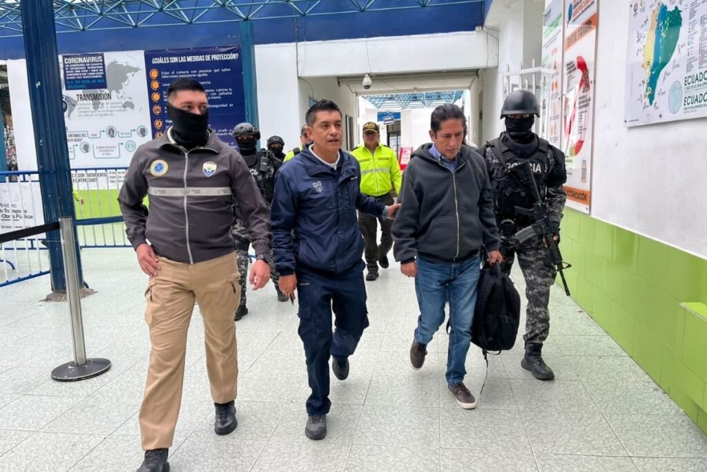 Exconcejal prófugo llega a Ecuador tras entrega en el puente de Rumichaca