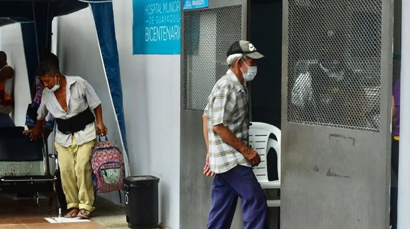 Pacientes respiratorios recibiendo atención médica en el hospital del IESS tras el Carnaval.