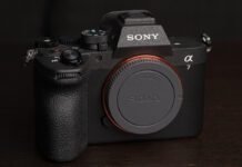 El paradigma técnico del Sony A7 V análisis Cámara mirrorless Sony A7 V con lente G Master mostrando su pantalla articulada en un entorno profesional.