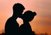 Un Beso Saludable: La Clave para un San Valentín Inolvidable y una Salud Bucal Óptima Pareja celebrando San Valentín con sonrisa saludable y buena higiene bucal antes de un beso saludable