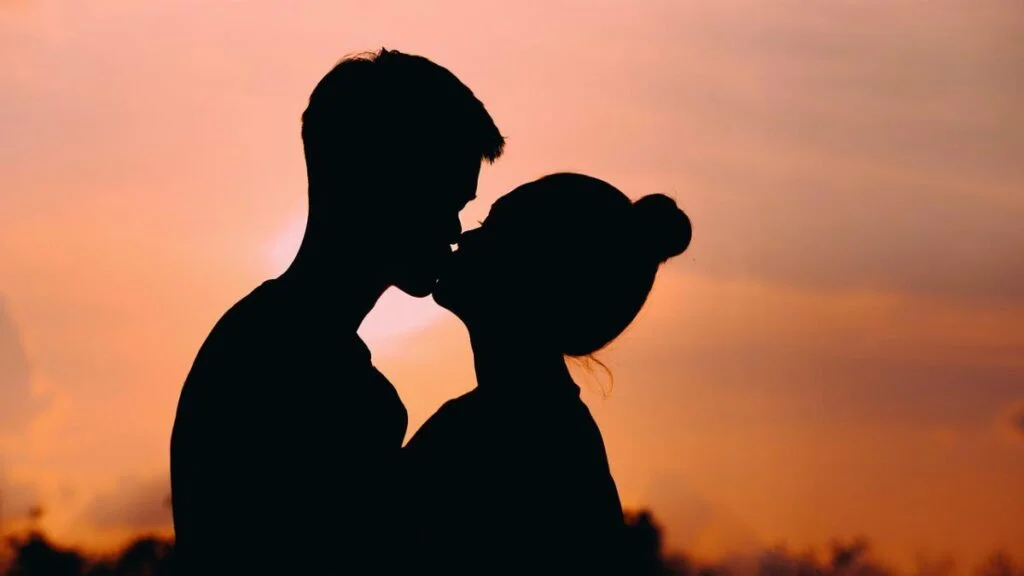 Pareja celebrando San Valentín con sonrisa saludable y buena higiene bucal antes de un beso saludable