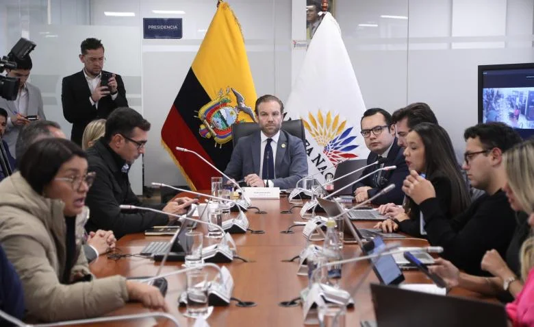 Análisis de la Comisión de Salud sobre la ley de eutanasia en Ecuador, destacando los riesgos jurídicos y las advertencias de expertos.
