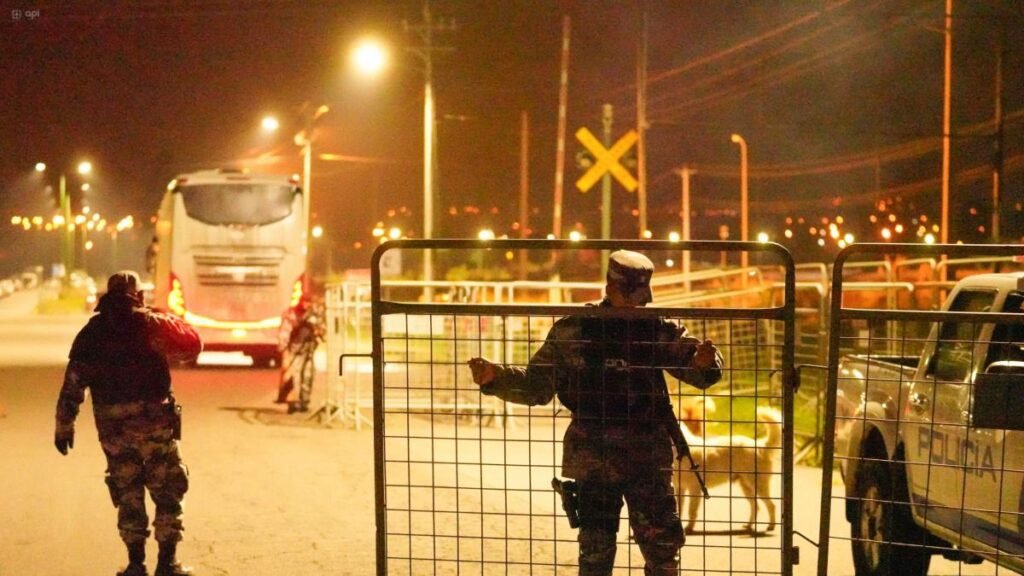 Aquiles Alvarez trasladado bajo custodia policial a la cárcel de Latacunga durante la madrugada