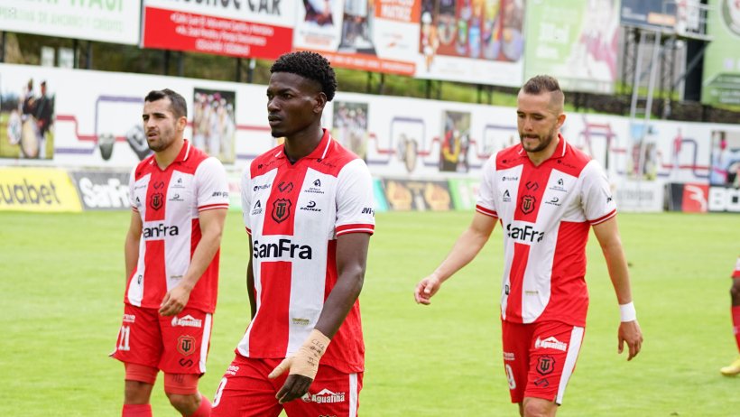Jugadores tristes por un descenso en el campeonato ecuatoriano.