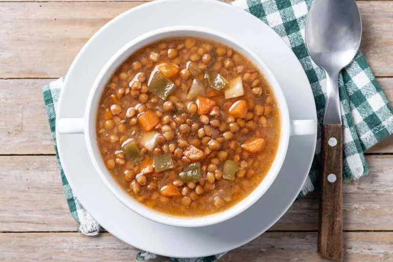 : Plato de lentejas humeante mostrando los beneficios de las lentejas para la salud.