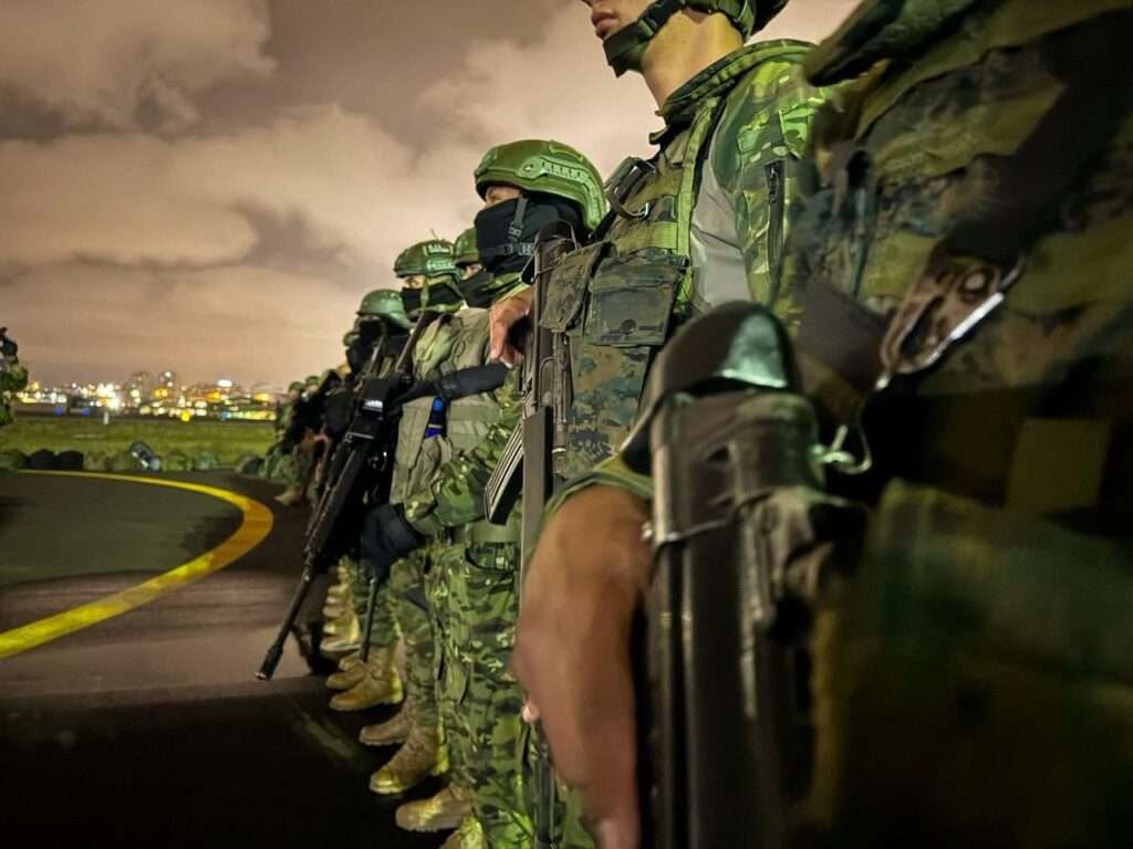 Ofensiva militar en Guayas, Manabí y Los Ríos con despliegue de militares y resultados operativos.