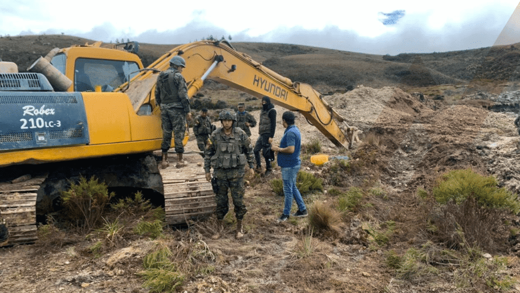 Operativo militar golpea minería ilegal en Imbabura con decomiso de equipos y neutralización de campamentos