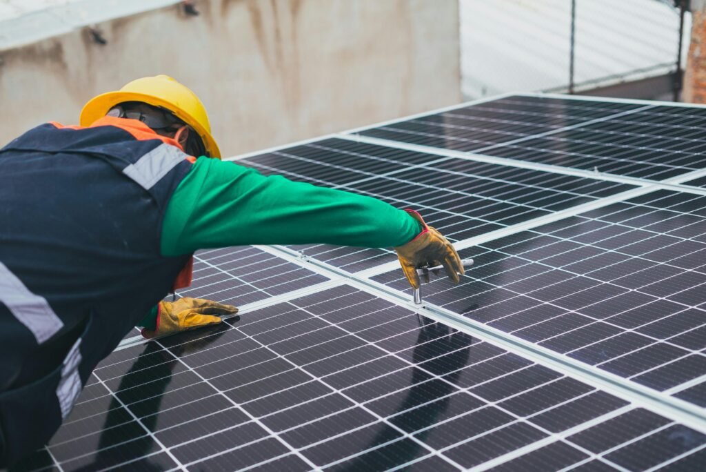 Planta de energía fotovoltaica instalada en un complejo industrial ecuatoriano para garantizar resiliencia energética.