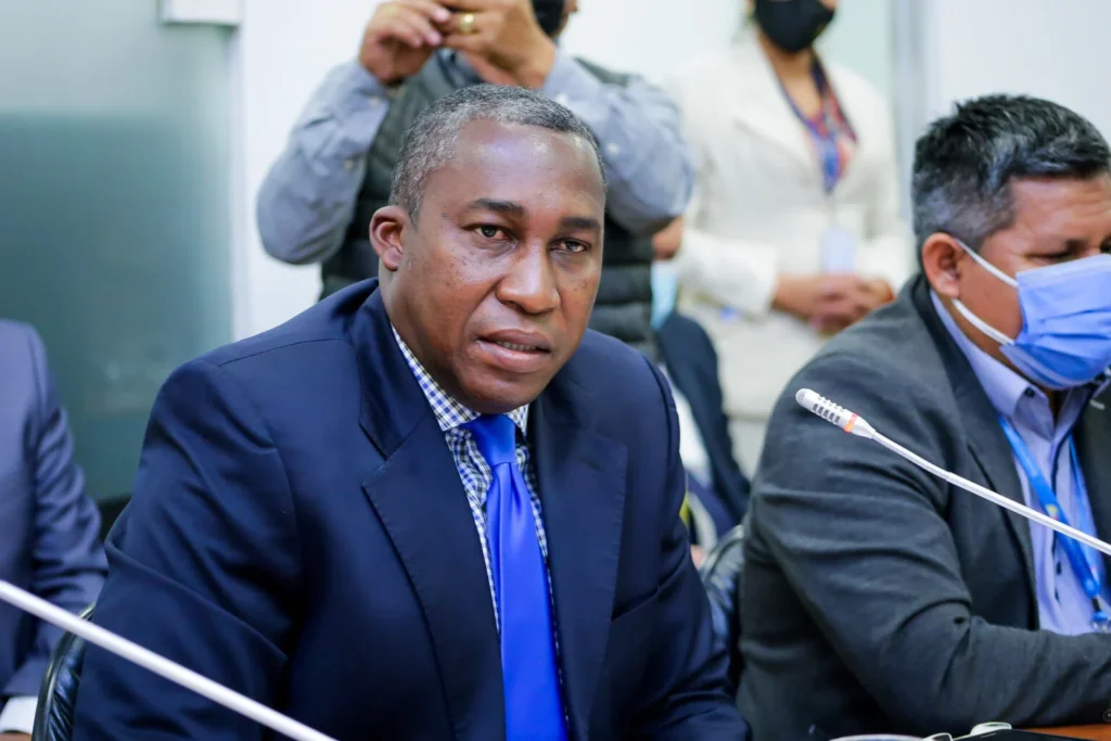 CAL suspende a los asambleístas