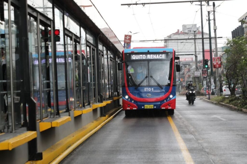 Condenan con pena máxima a hombre por el crimen de padre e hijo en una parada del trole en Quito.