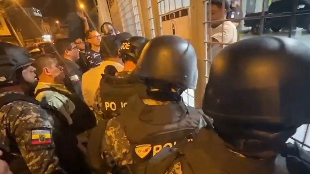 Miembros del GOE custodian oficinas de Segura EP durante allanamiento ordenado por Fiscalía en Guayaquil febrero 2026