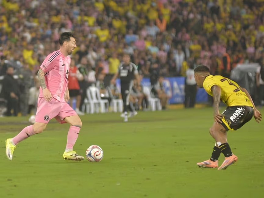 Lionel Messi de Inter Miami elude marca de defensor de Barcelona SC en estadio Monumental Banco Pichincha durante partido histórico