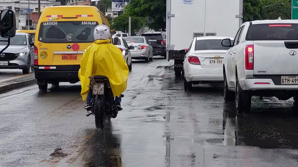 Cielo nublado con rayos y tormentas eléctricas en Ecuador durante temporada lluviosa de febrero 2026