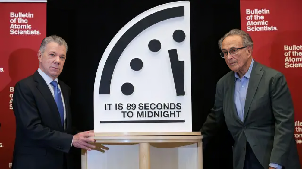 Ilustración del Reloj del Apocalipsis (Doomsday Clock) con sus manecillas marcando 11:58:35, a 85 segundos de la medianoche.