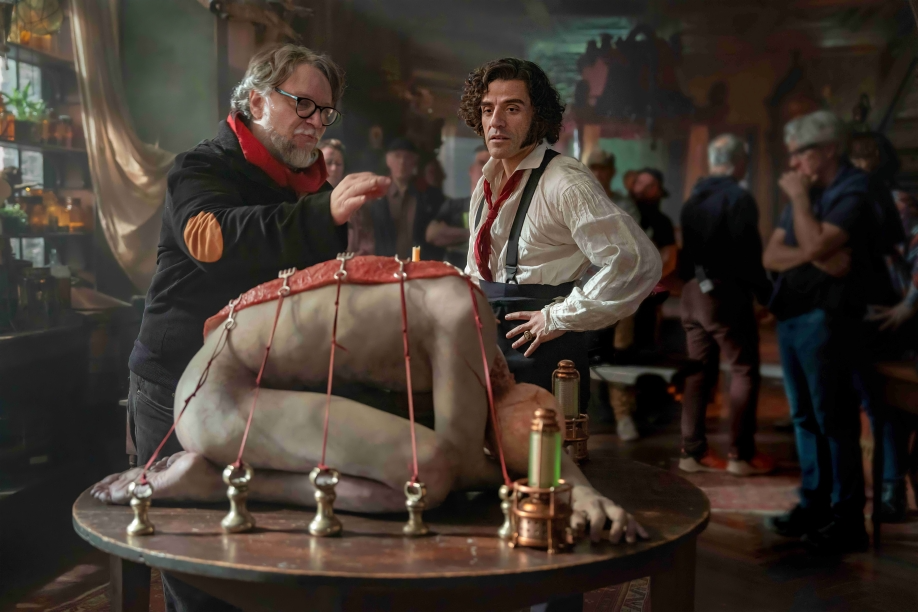 Paul Thomas Anderson sostiene el premio del DGA, en contraste con un póster de la película 'Frankenstein' de Guillermo del Toro.