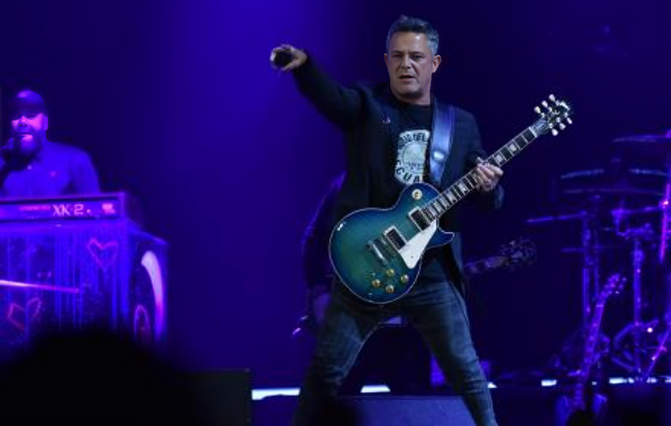 Collage de artistas que se presentan en Ecuador en febrero 2026: Alejandro Sanz, Kevin Johansen, Tercer Mundo y Don Medardo.