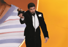 Bad Bunny hace historia en español con el Grammy a mejor disco del año Bad Bunny emocionado sosteniendo el Grammy al Mejor Álbum del Año en la ceremonia de los premios Grammy 2026.
