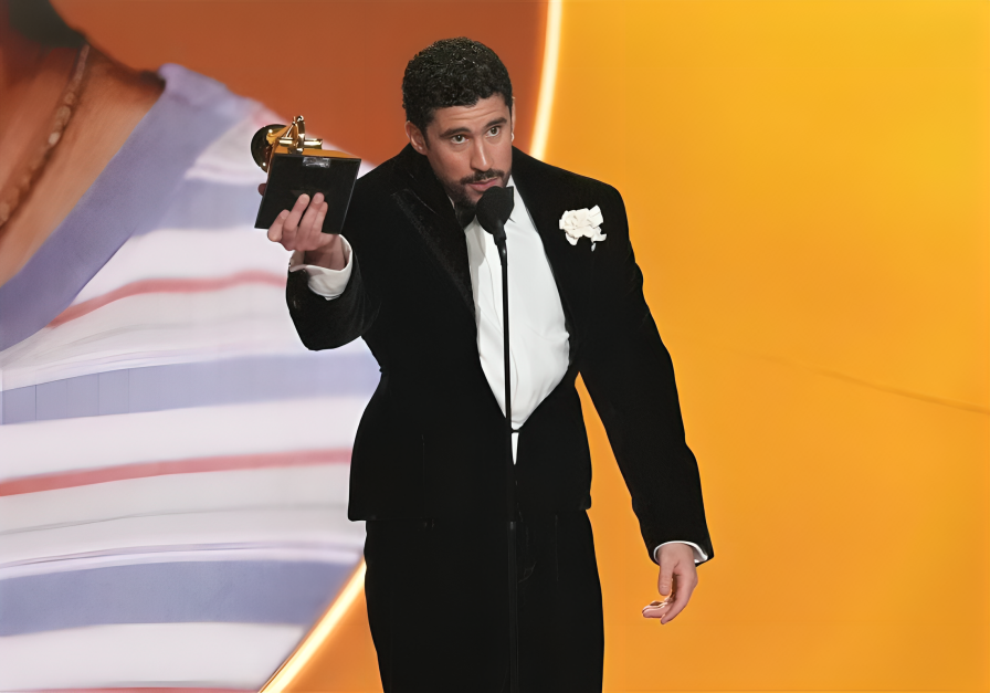 Bad Bunny emocionado sosteniendo el Grammy al Mejor Álbum del Año en la ceremonia de los premios Grammy 2026.
