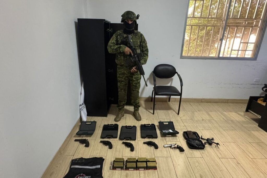 Ejército de Ecuador decomisa 5 000 explosivos