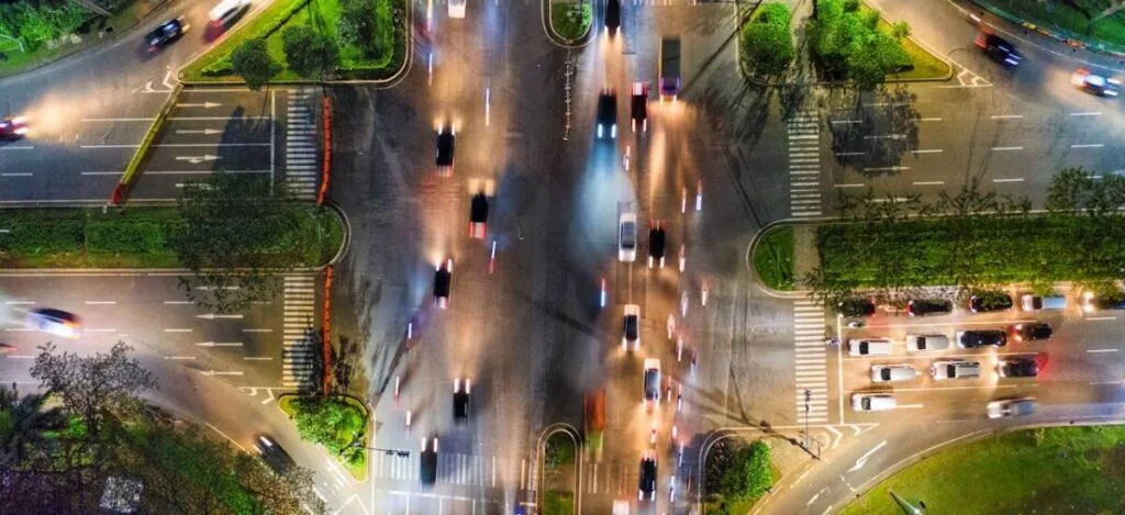Imagen de una persona caminando por una ciudad contaminada, resaltando los efectos nocivos de la contaminación del aire en la salud mental.