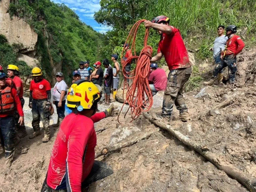 Bomberos buscan a presidente parroquial en El Oro