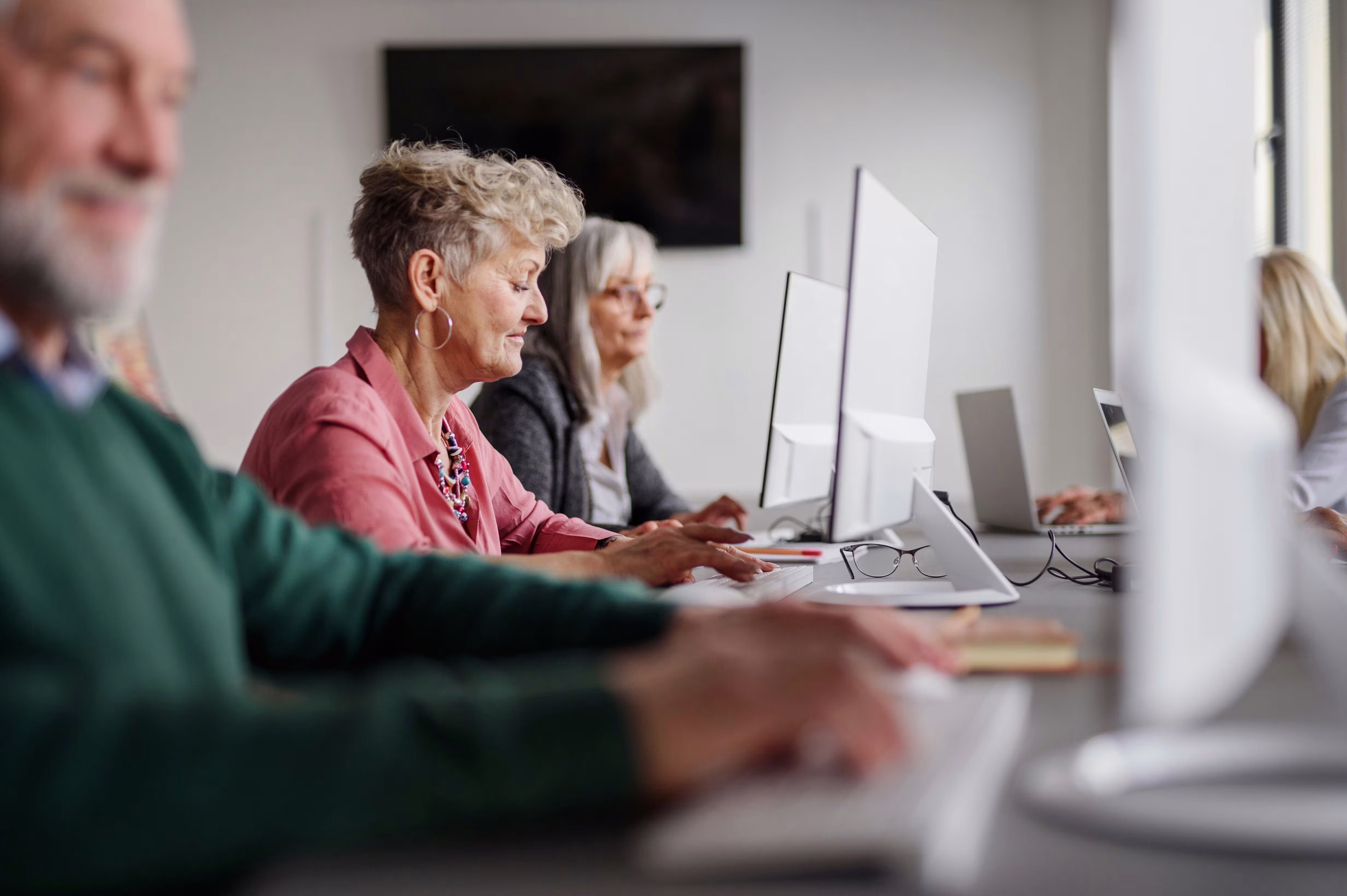 El poder oculto del talento senior: cómo los trabajadores mayores pueden impulsar la economía global población envejecida laboral