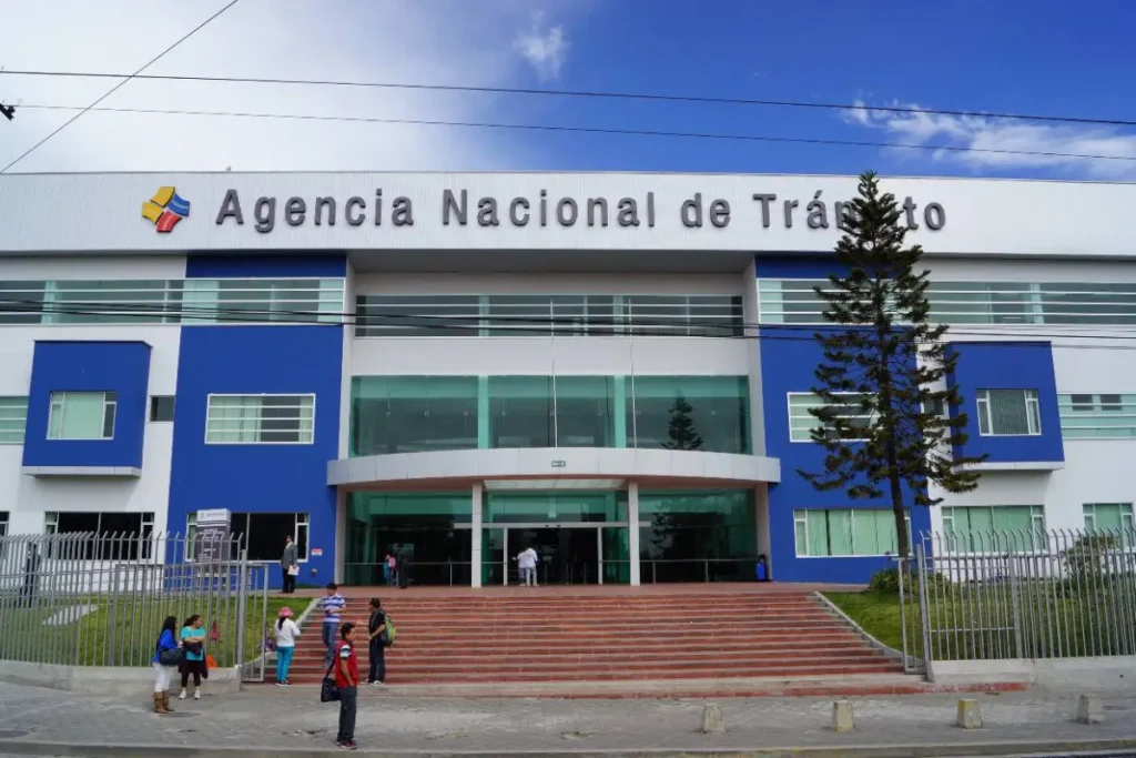 Fiscalía encuentra especies de la ANT durante allanamientos con droga y dinero incautado en Ecuador