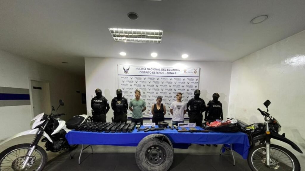 Fusiles de guerra AR-15 y municiones incautadas en allanamiento en el sur de Guayaquil.