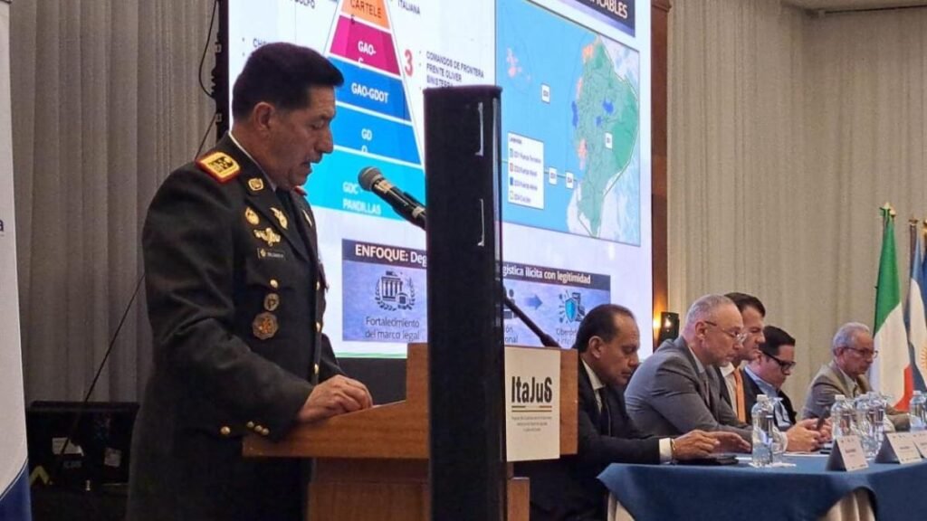 Cooperación militar entre Ecuador y Estados Unidos durante foro de seguridad con el jefe del Comando Conjunto en Quito.