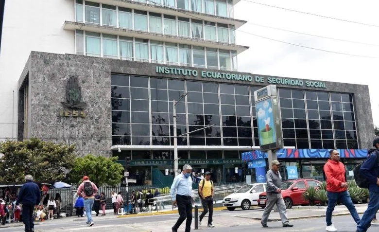 Representación gráfica de la crisis en la salud del IESS, con símbolos de inestabilidad y urgencia médica.