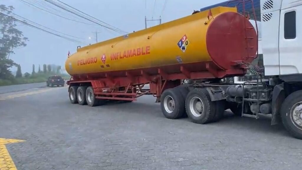 Combustible incautado en Quinindé durante operativo militar con tanqueros y detenidos en Esmeraldas