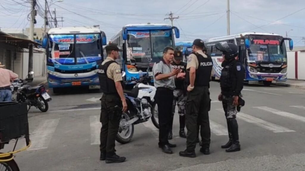 Transportistas de Santa Elena paralizan servicio y protestan por extorsiones e inseguridad en la provincia