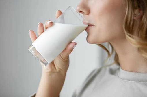 Personas analizando los beneficios y riesgos del consumo de leche en un entorno saludable