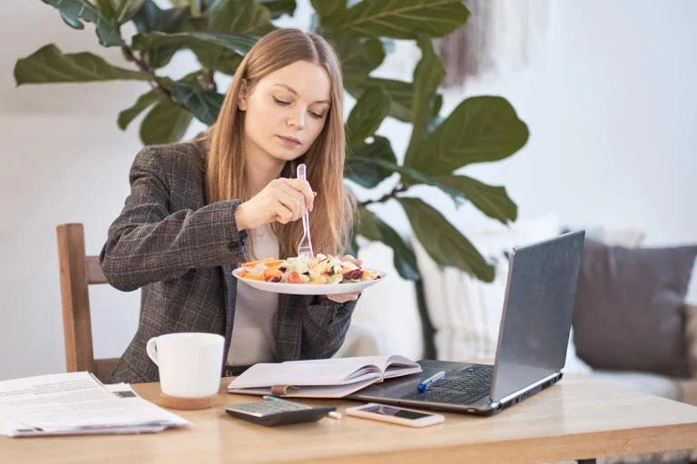 Persona eligiendo alimentos saludables para una alimentación equilibrada.