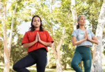 Beneficios reales del Yoga Personas practicando yoga en un entorno natural, mostrando flexibilidad y concentración.