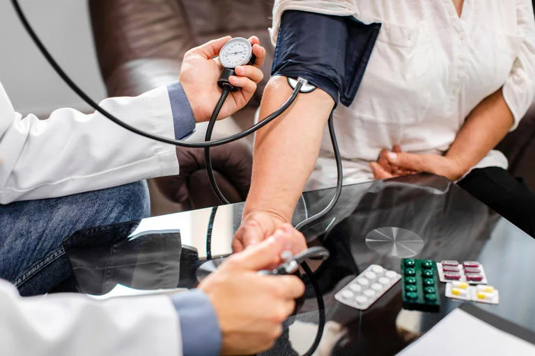 Persona realizando ejercicio al aire libre, promoviendo la salud cardiovascular y controlando la presión arterial alta de forma natural