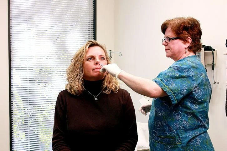 Científicos investigan una vacuna nasal universal para prevenir múltiples enfermedades respiratorias.
