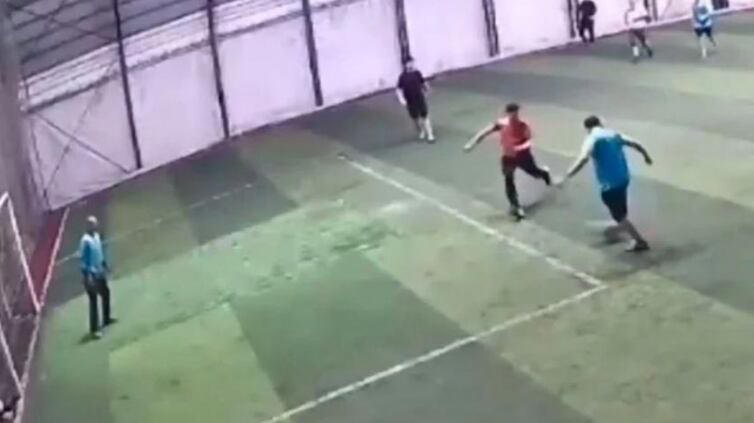 Fotografía de un campo de fútbol con personal médico atendiendo a un jugador.